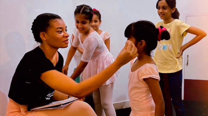 Reprodução/Arquivo Pessoal - Victoria dá aulas para crianças em uma escola no Rajastão - Foto: Reprodução/Arquivo Pessoal