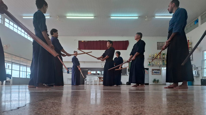 Divulgação - Sensei Alberto Takayama durante a instrução do Kendo Kata - Foto: Divulgação