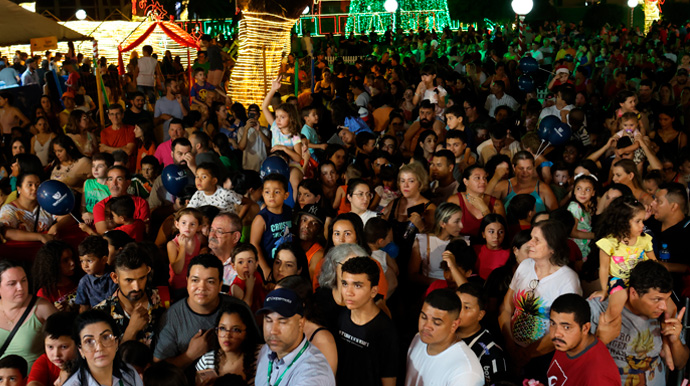 Divulgação - Carretas iluminadas percorrerão avenidas da cidade e levam o Papai Noel até a praça, onde também haverá shows musicais - Foto: Divulgação