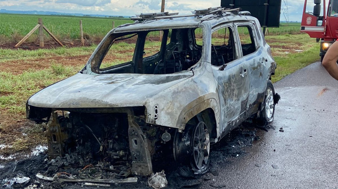 Enviada ao Portal AssisCity - Pane elétrica provoca incêndio em carro na Rodovia Raposo Tavares - FOTO: Enviada ao Portal AssisCity