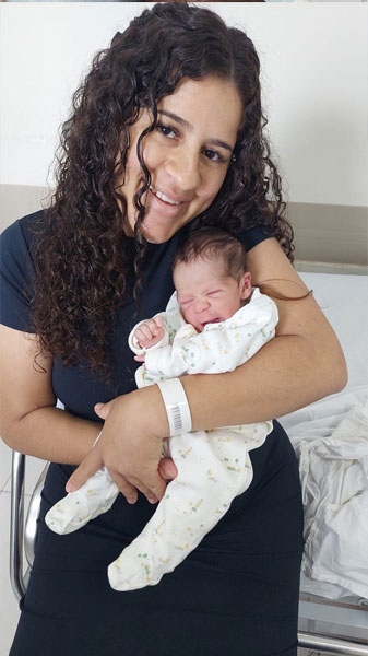 Divulgação - Mãe Jacilene Soraia da Silva com Emanuel no colo - Foto: Divulgação