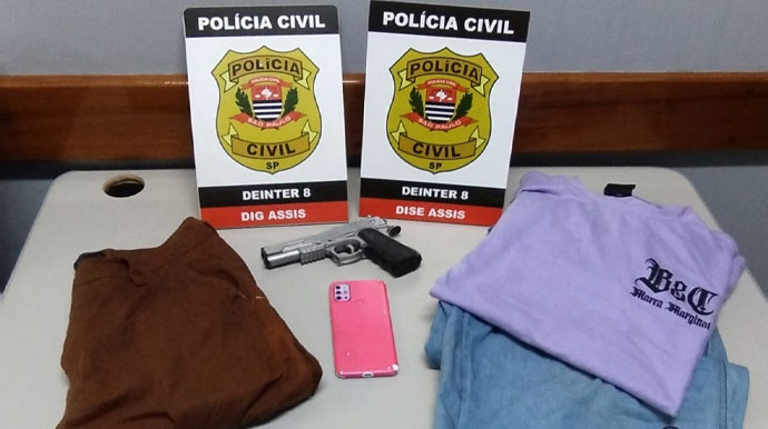 Divulgação - Roupas e revólver encontrado na casa do suspeito - Foto: Divulgação