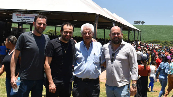 Jornal da Comarca - Membros da organização ao lado do Prefeito de Palmital, Luis Gustavo e do deputado federal Arlindo Chinaglia - Foto: Jornal da Comarca