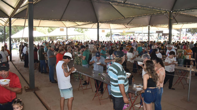 Jornal da Comarca - O almoço servido durante a festa - Foto: Jornal da Comarca