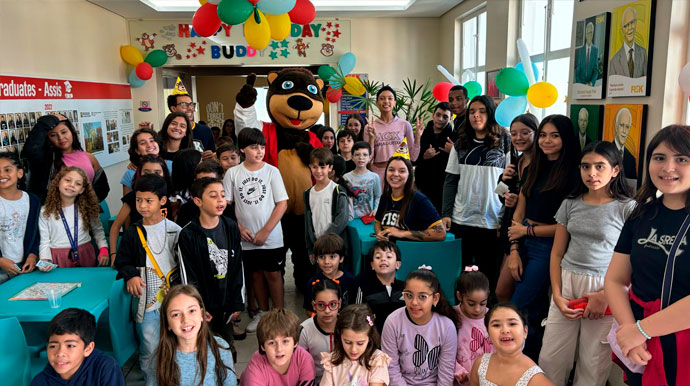 Divulgação - A turma Kids da Fisk com o mascote Buddy - Foto: Divulgação