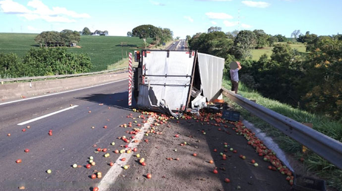 Artesp/Divulgação - Caminhão carregado 2,5 toneladas de tomates tomba na Raposo Tavares após colisão com guincho - FOTO: Artesp/Divulgação