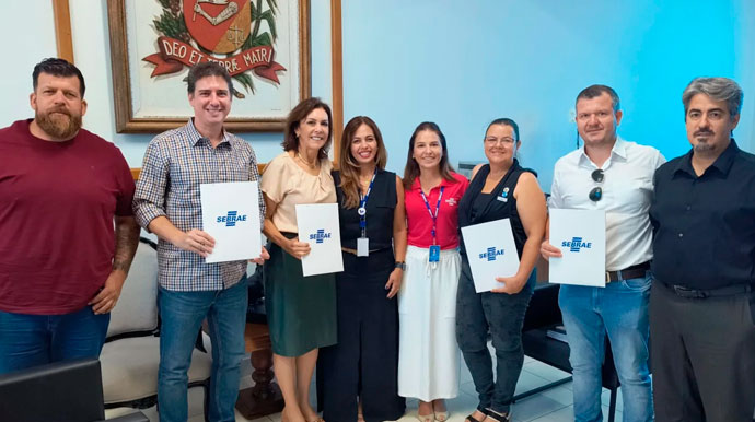 Reprodução/Redes Sociais - A prefeita de Assis, Telma Spera e o vice-prefeito Alexandre Cachorrão com a Diretora Regional do Sebrae de Marília, Cristiane Souza Aguiar, e a analista de negócios do Sebrae em Assis, Amanda Alves Laudácio - Foto: Reprodução/Redes Sociais