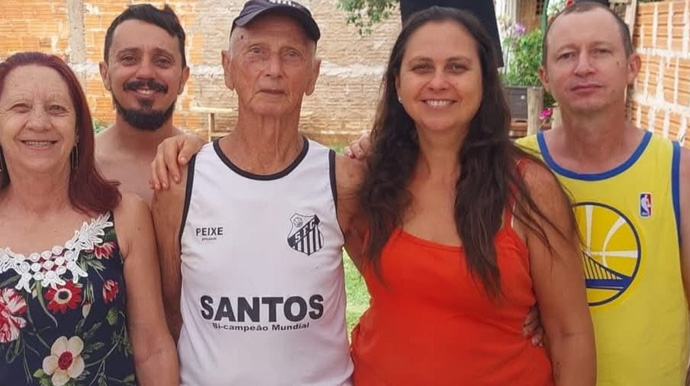 Divulgação - Luis ao lado da esposa e filhos - Foto: Cedida/Família